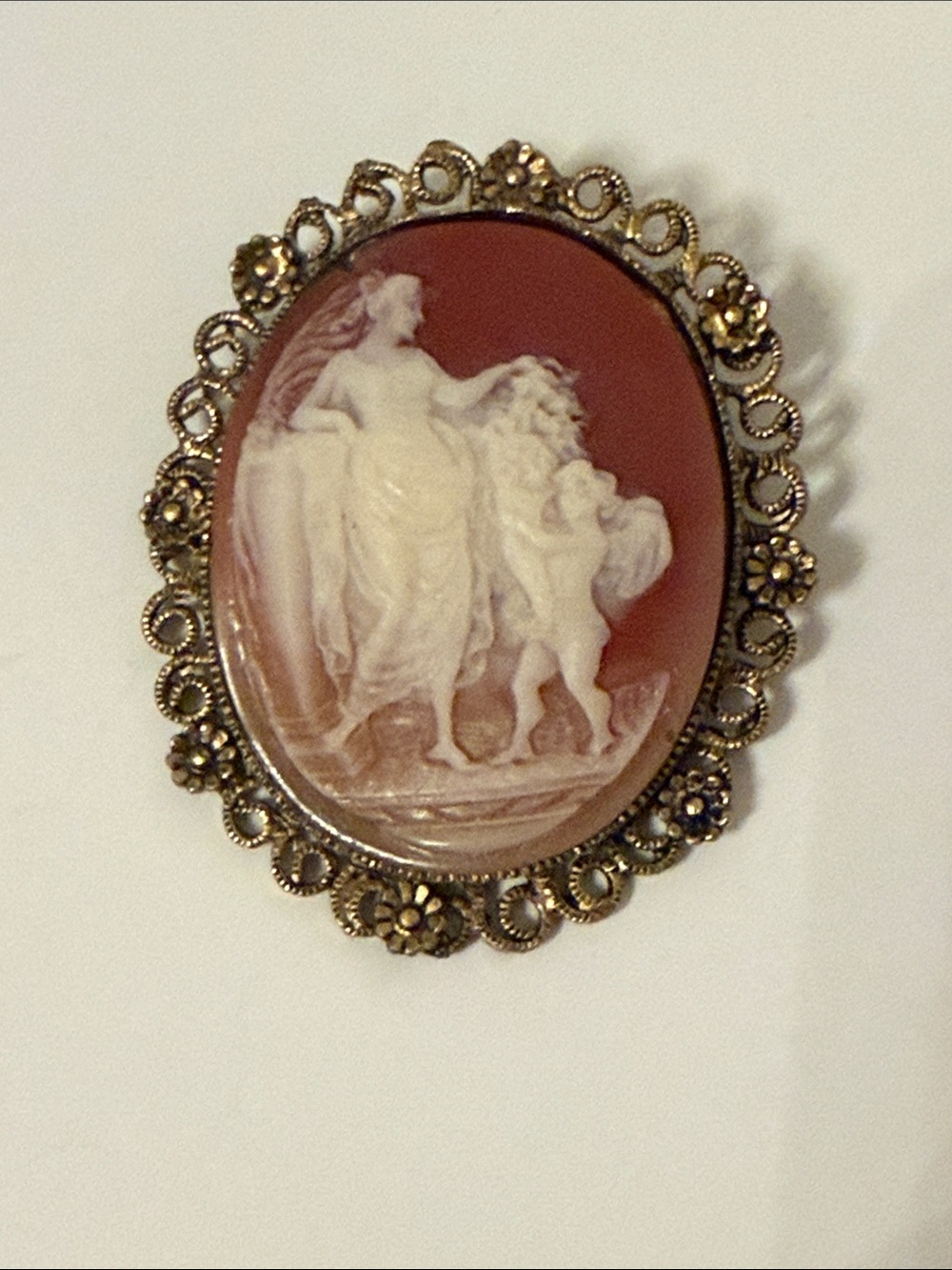 BROOCH VINTAGE FAUX CAMEO PEACH & WHITE ANTIQUED GOLD SETTING